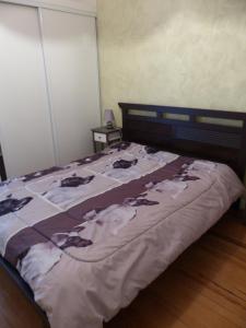 Un pat sau paturi într-o cameră la Appartement L'Orel