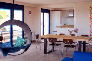 A kitchen or kitchenette at Manuki Mas