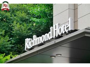 a sign on the top of a building at Richmond Hotel Tokyo Shiba in Tokyo