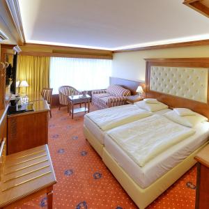 A bed or beds in a room at Parkhotel Stader Hof