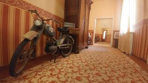 een motorfiets geparkeerd in de hal van een huis bij Il Canale Hotel in Bologna