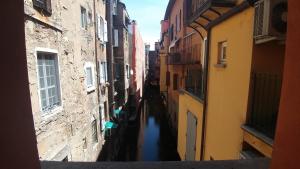 un callejón estrecho con agua entre dos edificios en Il Canale Hotel en Bolonia