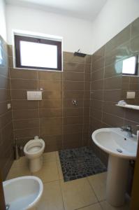 a bathroom with a toilet and a sink at Il Castagneto in Campagna