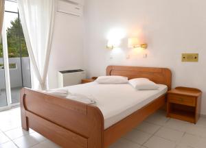 A bed or beds in a room at Hotel Proteas
