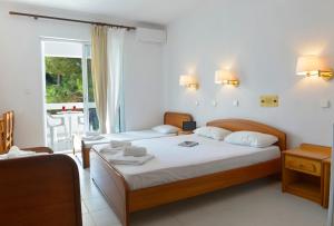 A bed or beds in a room at Hotel Proteas