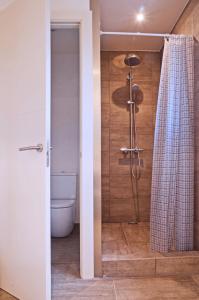 A bathroom at Manuki Mas