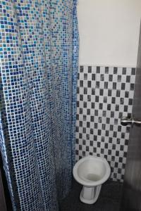 ein Bad mit einem WC und einem Duschvorhang in der Unterkunft RV Transient in Angeles