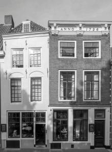 a large brick building with a large window at Logement 't Oude Bierhuys in Middelburg