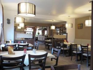 Ein Restaurant oder anderes Speiselokal in der Unterkunft Weinhaus Hotel 