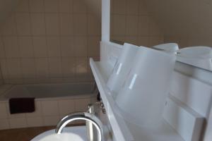 SulzfeldにあるPension Gute Stubeのバスルーム(洗面台、トイレ、バスタブ付)