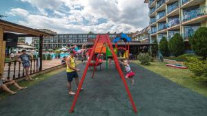 Zona de juegos infantil en Hotel Baikal - All Inclusive