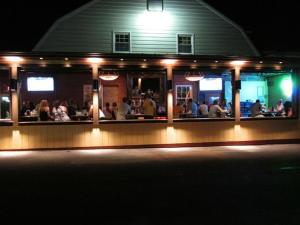 een groep mensen die 's nachts in een restaurant zitten bij Mainstreet Inn in Doylestown