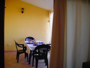 ein Esszimmer mit einem Tisch und Stühlen in der Unterkunft Vista Baia Blu in Budoni