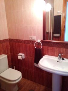 łazienka z białą toaletą i umywalką w obiekcie Casa Rural El Sendero w mieście El Burgo +37 zdjęć