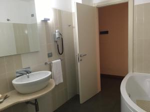 Koupelna v ubytování Hotel Langhe & Monferrato