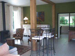 a living room with a table and chairs at Tante Pim in Neuilly-sur-Eure