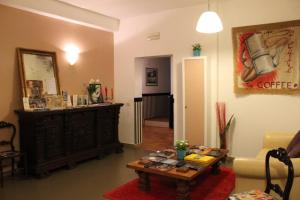 ein Wohnzimmer mit einem Couchtisch und einem Sofa in der Unterkunft B&B Cappella Vecchia 11 in Neapel