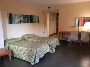 Postel nebo postele na pokoji v ubytování Hotel Langhe & Monferrato + 37 fotografií