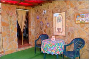 コニル・デ・ラ・フロンテーラにあるApartamento con acceso a piscinaのテーブルと椅子が備わる部屋