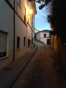 an alley with a street light on the side of a building at Apartamentos Las Fuentes in Castropol