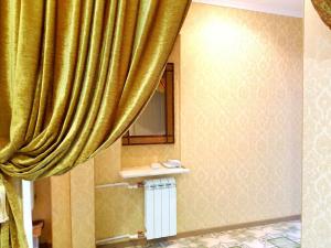 オデッサにあるBest Apartments in Deribasovskayaのバスルーム(黄色いカーテン、鏡付) +23枚の写真