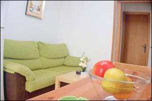 コニル・デ・ラ・フロンテーラにあるApartamento Centro Conilのリビングルームのテーブルに果物を置いた器