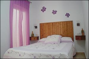 コニル・デ・ラ・フロンテーラにあるApartamento Centro Conilのベッドルーム1室(ピンクのカーテン付きのベッド1台付)