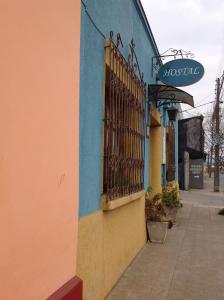 un edificio en una calle con un cartel. en Hostal Renoir, en San Fernando