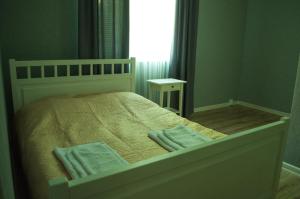 - une chambre avec un lit et 2 serviettes dans l'établissement Hotel Rafinad, à Sharhorod