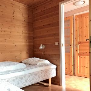 En eller flere senger på et rom på Marifjøra Sjøbuer