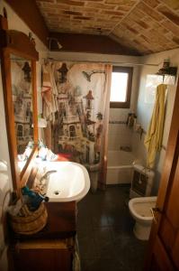 un baño con lavabo e inodoro en Wayra Waka, en Villa Giardino