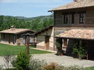 an external view of a house with a garden at Agriturismo Santa Veronica in Acquapendente