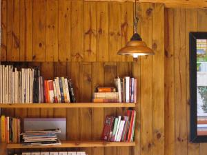 a book shelf filled with books and a lamp at Patagonicus in El Chalten