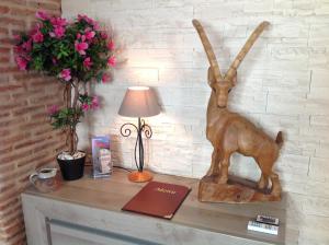 un escritorio con una estatua de un conejo. en Chez Stephanie, en Châteauroux