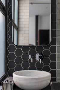 a bathroom with a sink and a mirror at Bubusuites in Valencia