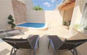 Bazén v ubytování Casa de Vacaciones Ribot nebo v jeho okolí