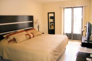 A bed or beds in a room at Hotel y Suites El Refugio de Don Carlos