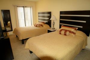 薩卡特卡斯的住宿－Hotel y Suites El Refugio de Don Carlos，酒店客房设有两张床和电视。