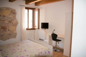 a bedroom with a bed and a desk and a chair at La Casa del Sogno in Monteforte dʼAlpone