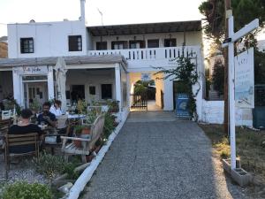 uma igreja com uma cruz em frente a um edifício em Akti Rooms And Studios em Livadion