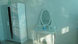 un espejo sentado en un baño en Magnífico, en San Agustín