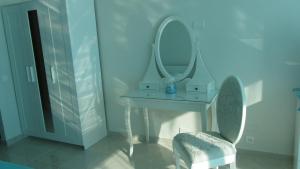 a bathroom with a mirror on a table and a chair at Magnífico in San Agustin