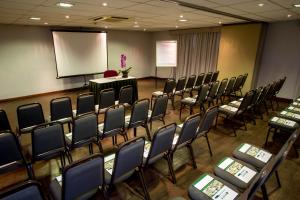 a conference room with chairs and a white screen at Hotel Golden Park Campinas Viracopos By Nacional Inn in Campinas