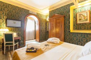 Postel nebo postele na pokoji v ubytování Hotel Manfredi Suite In Rome