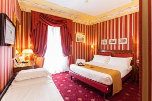 Postel nebo postele na pokoji v ubytování Hotel Manfredi Suite In Rome