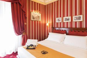 Postel nebo postele na pokoji v ubytování Hotel Manfredi Suite In Rome