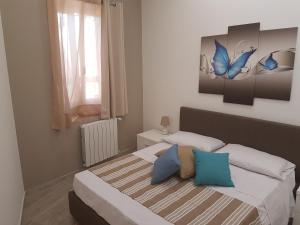 パレルモにあるVittorio Emanuele Appartamentiのベッドルーム1室(ベッド2台付)が備わります。壁に蝶の絵が描かれています。
