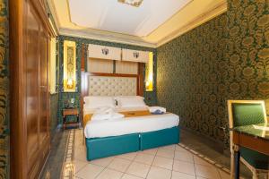 Postel nebo postele na pokoji v ubytování Hotel Manfredi Suite In Rome