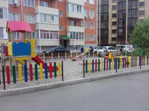 エッセントゥキにあるOrdzhonikidze Street Apartmentの都会の遊具が備わる遊び場