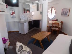 a kitchen and dining room with a table and a dining room at Apartamento Inlesa I in Benidorm